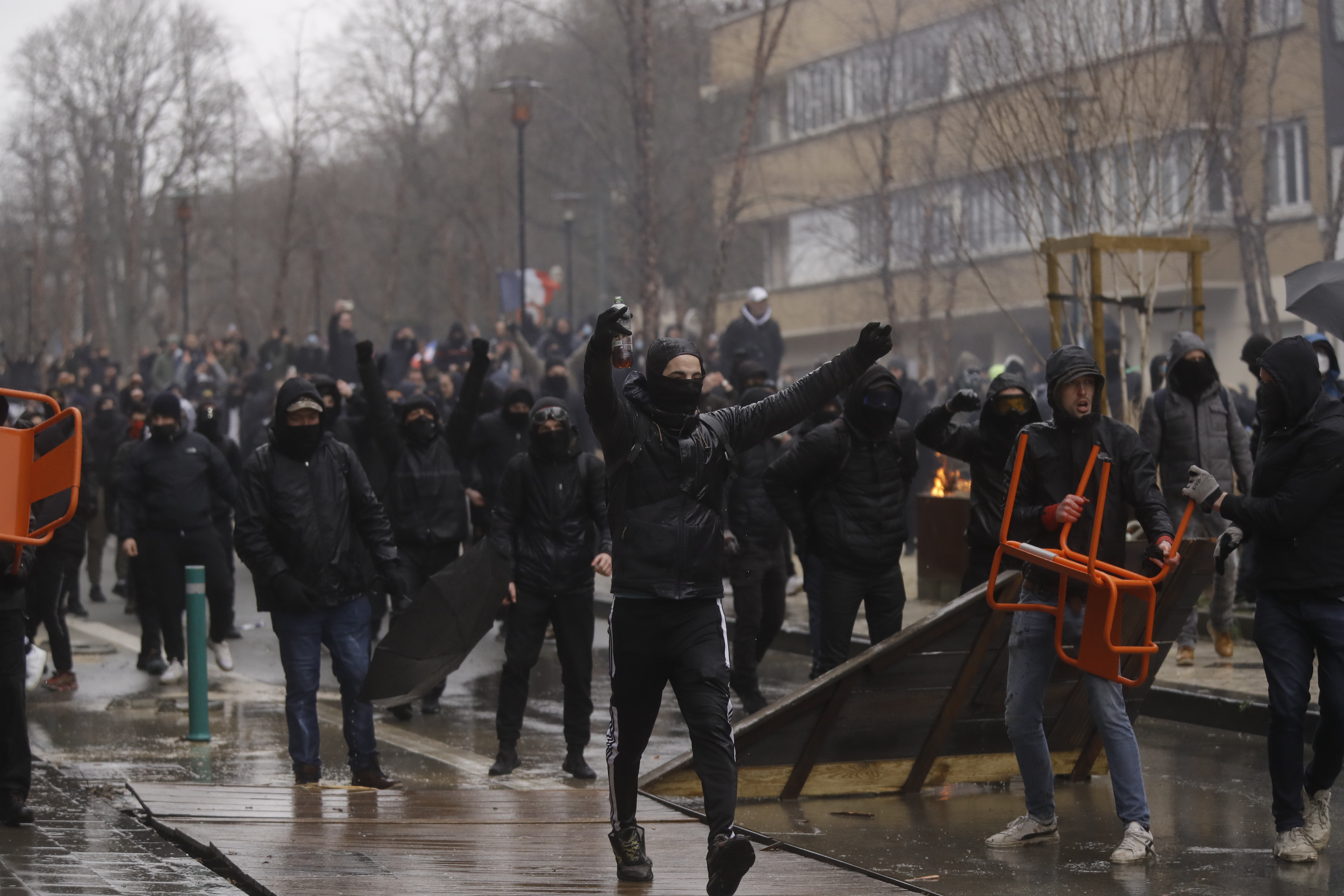 Proteste violente la Bruxelles, față de măsurile sanitare. Zeci de arestări în urma ciocnirilor dintre poliție și manifestanți