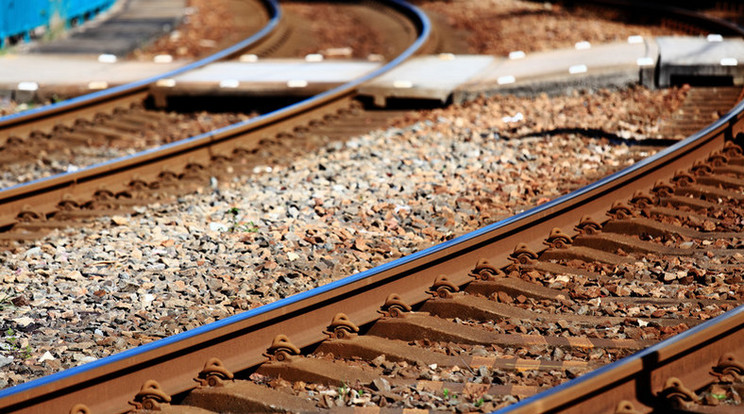 Két kisgyereket csapott meg az áram a vasútállomáson, az életükért küzdenek: egyikük testének 50 százaléka megégett - videó