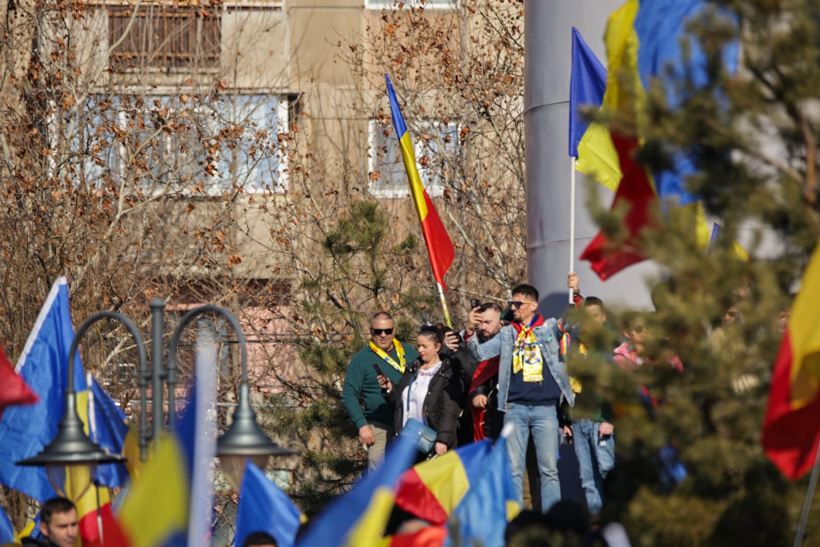Oameni urcați pe blocuri în București ca să vadă marșul susținătorilor lui Călin Georgescu