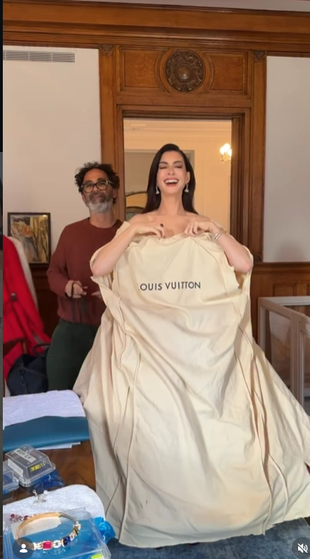 Actrița Anne Hathaway, gravidă pentru a treia oară. Primele imagini cu sarcina avansată. Cum a făcut vedeta anunțul