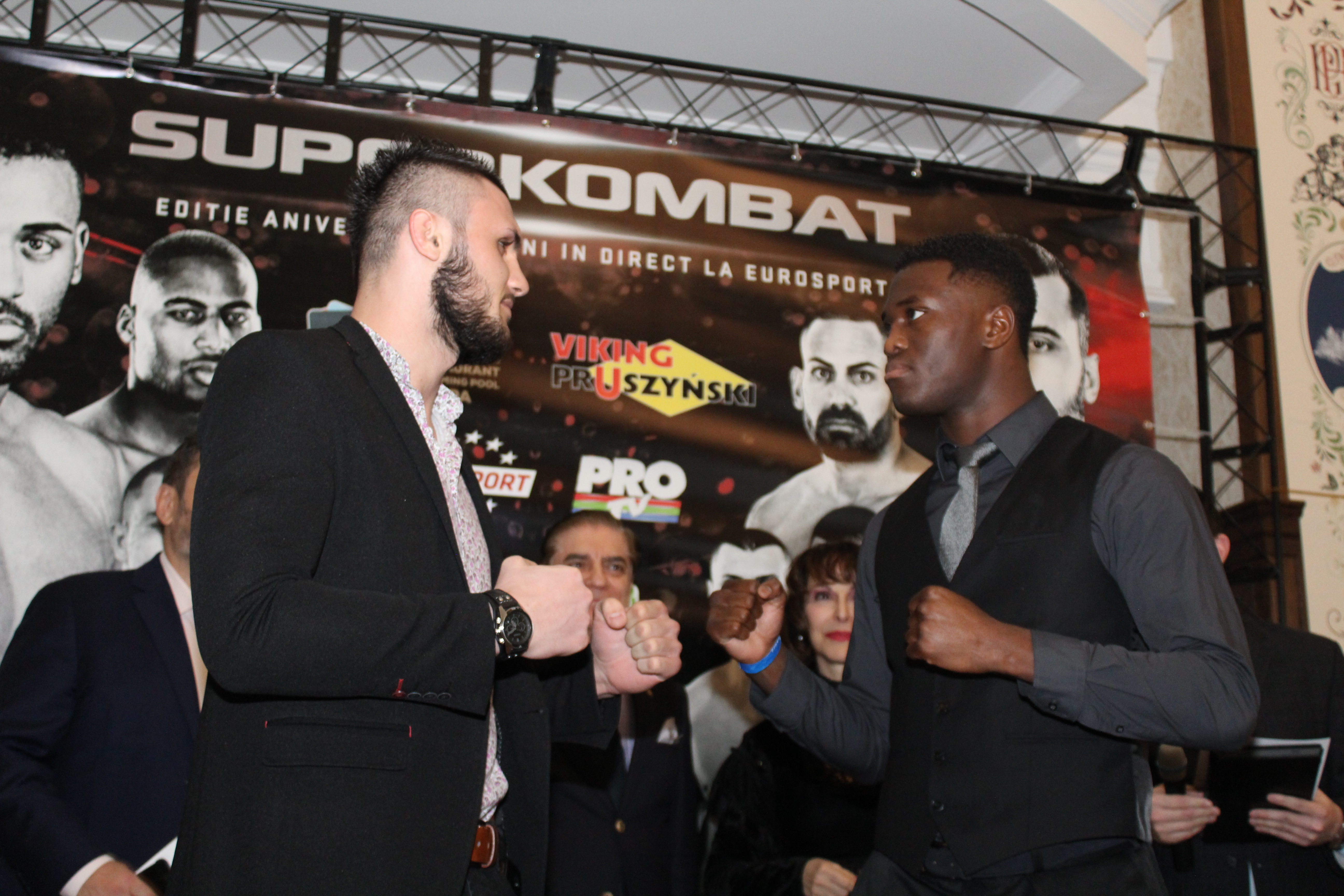 Luptătorii de la Superkombat Ploiești s-au confruntat pentru prima dată la cântarul oficial / GALERIE FOTO