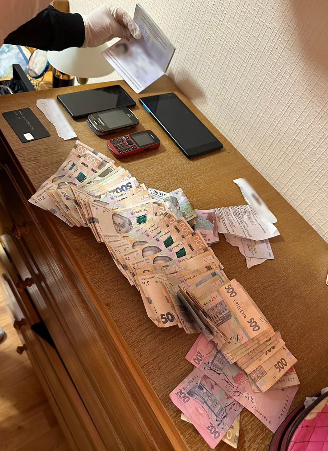 O rețea de escroci care vindea mașini inexistente armatei ucrainene, destructurată de poliție. Cel puțin 22 de oameni au fost păcăliți | FOTO