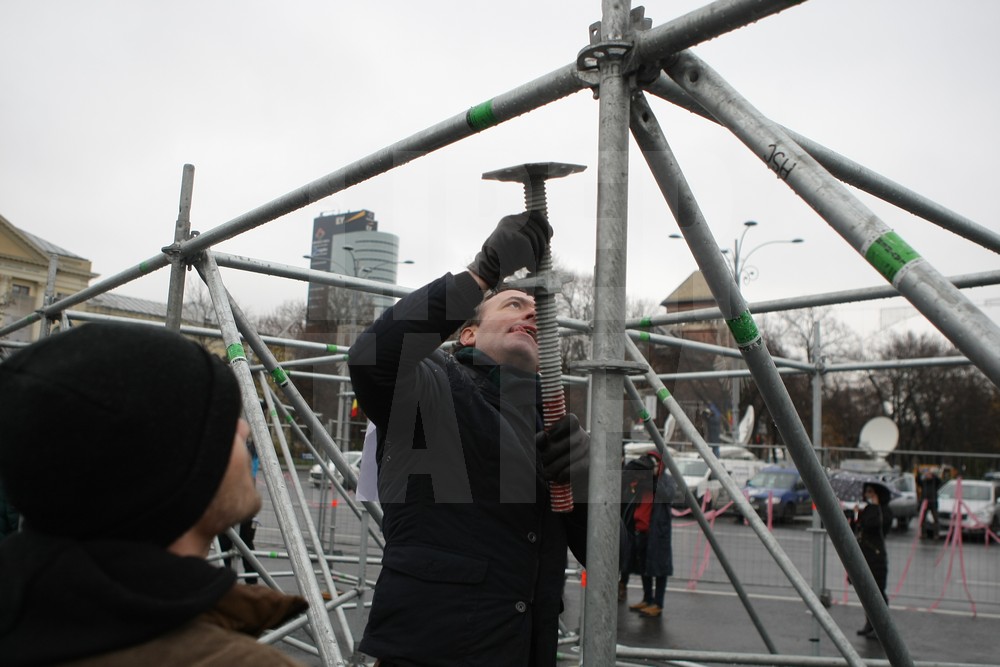 UPDATE. Protest și incidente în Piața Victoriei. Anchetă MAI după împiedicarea organizării târgului de Crăciun/ FOTO