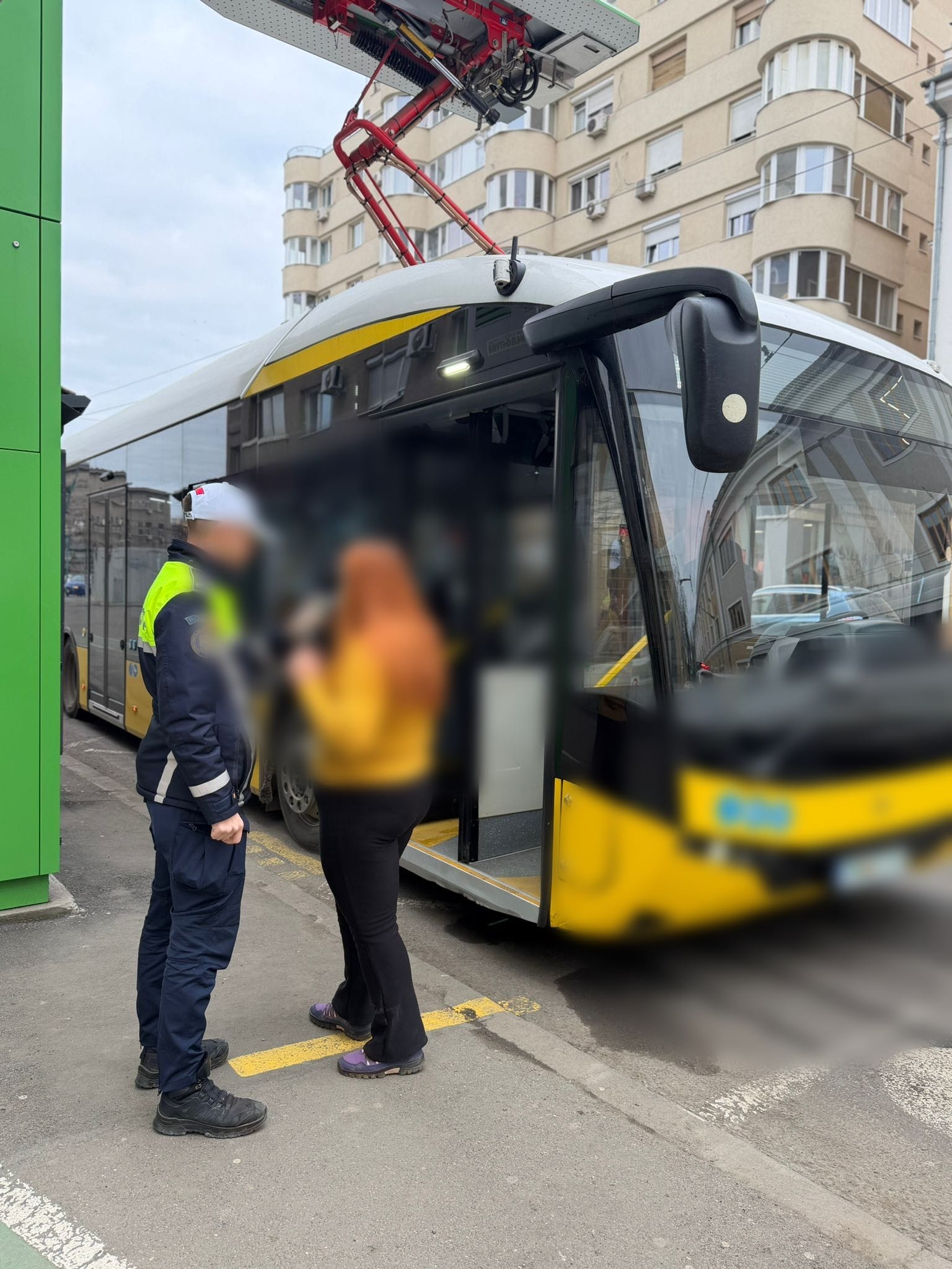 Sute de șoferi români de TIR, prinși cu „magnetul” și „telecomanda” la tahograf, într-o săptămână