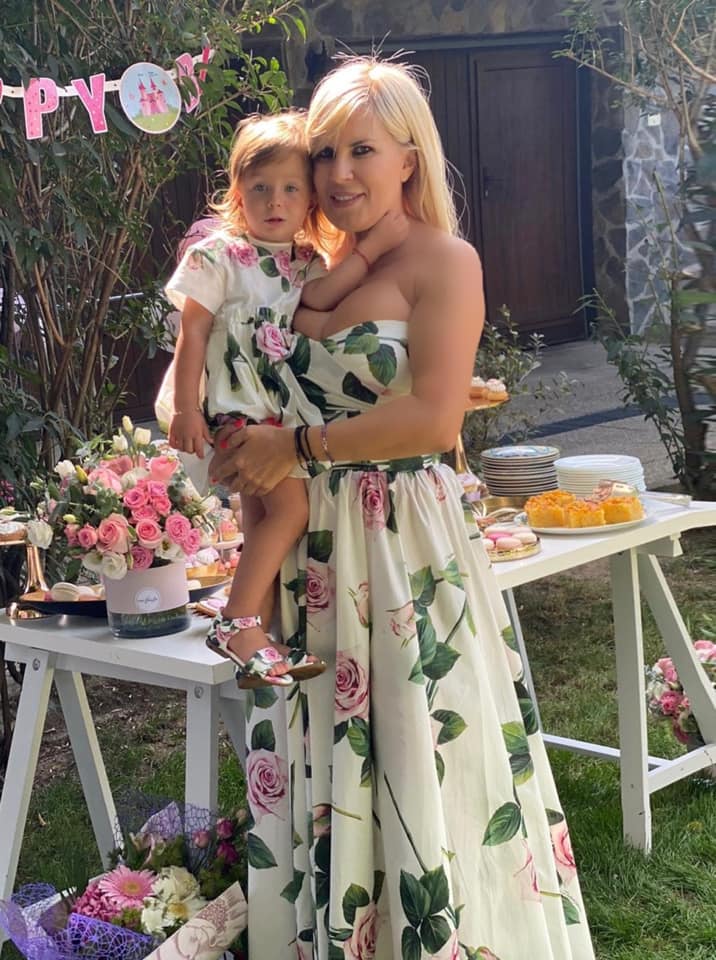 Cum a fost surprinsă Elena Udrea într-un mall din București. Gestul făcut de Adrian Alexandrov, fără să țină cont că e în public