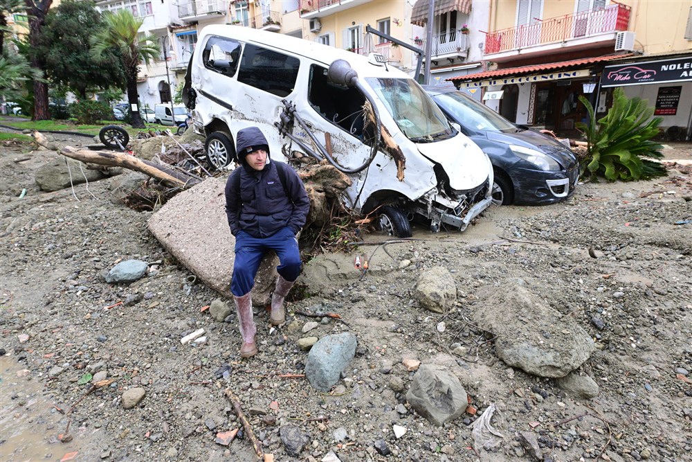 Alunecare masivă de teren pe insula italiană Ischia. O persoană a murit, 11 sunt date dispărute și zeci de case au fost înghițite de ape