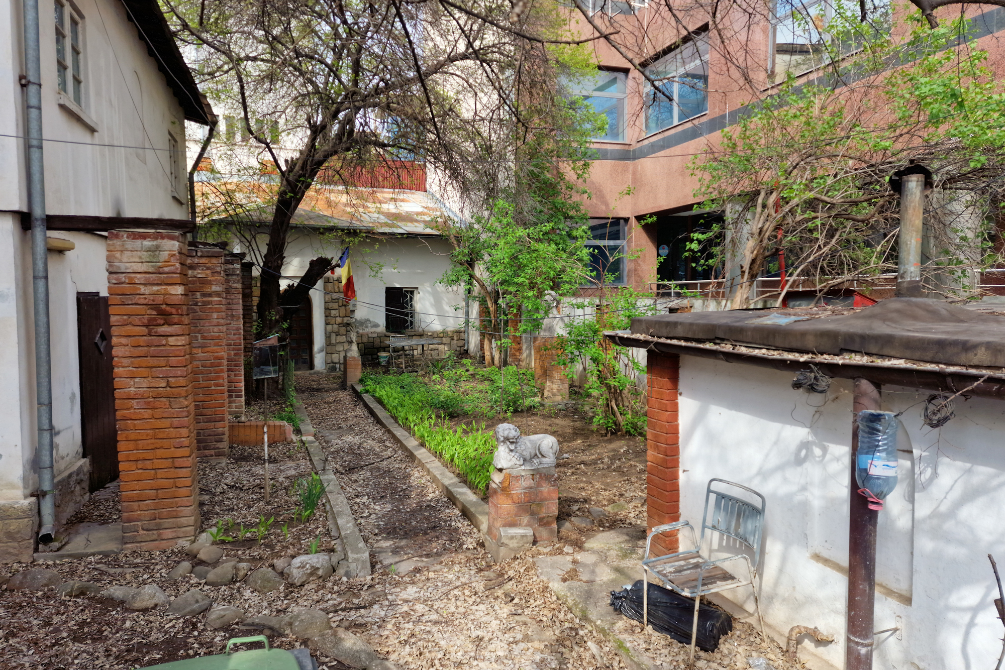 FOTO. Casa din București a unui mare scriitor și critic așteaptă de 15 ani să fie restaurată și redeschisă