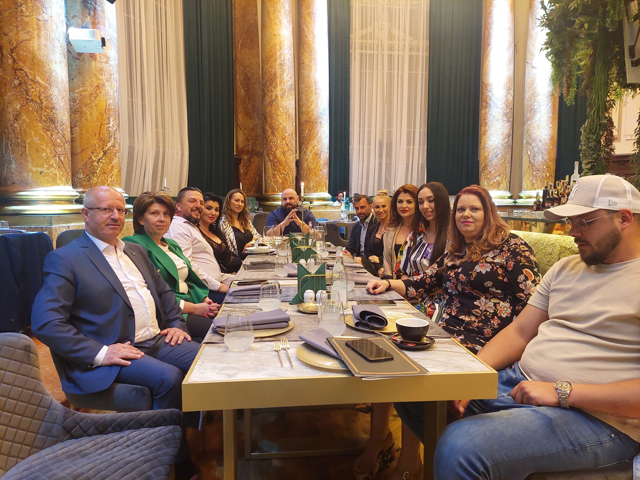 Petrecerea de lux a Adrianei Bahmuțeanu. A împlinit 49 de ani, iar Anamaria Prodan a sărbătorit-o în restaurantul iubitului