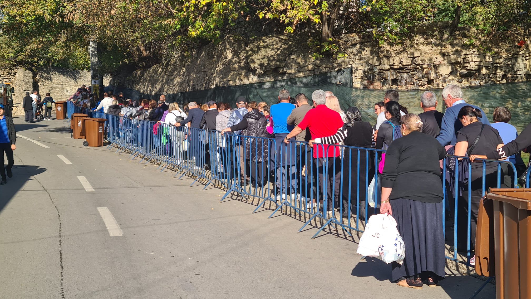 Teama de război a intrat în rugăciunile pelerinilor de la Sfânta Parascheva. „Să ne ferească Sfânta de toți cei răi!”