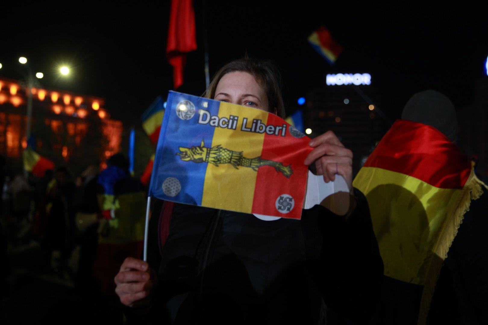 LIVE TEXT: Zeci de mii de oameni la protestul organizat de AUR în București. Mai mulți protestatari aveau asupra lor cuţite, bricege și substanţe interzise