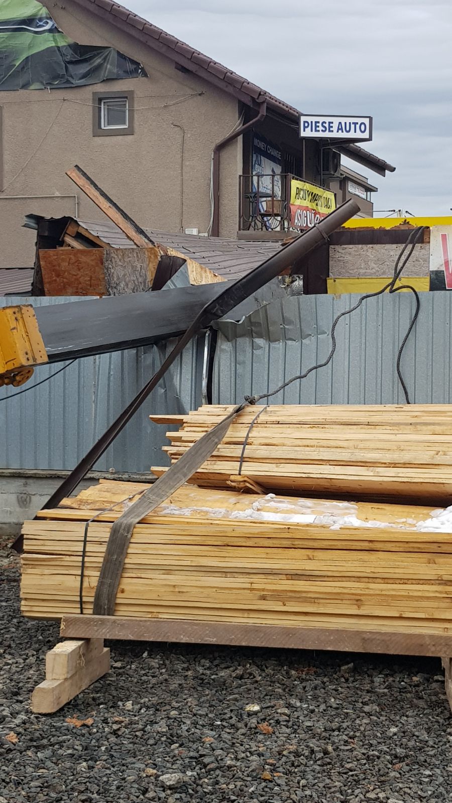 Macara prăbușită peste o construcție în Dumbrăvița, județul Timiș. Șoferul autovehiculului a fost rănit/ FOTO