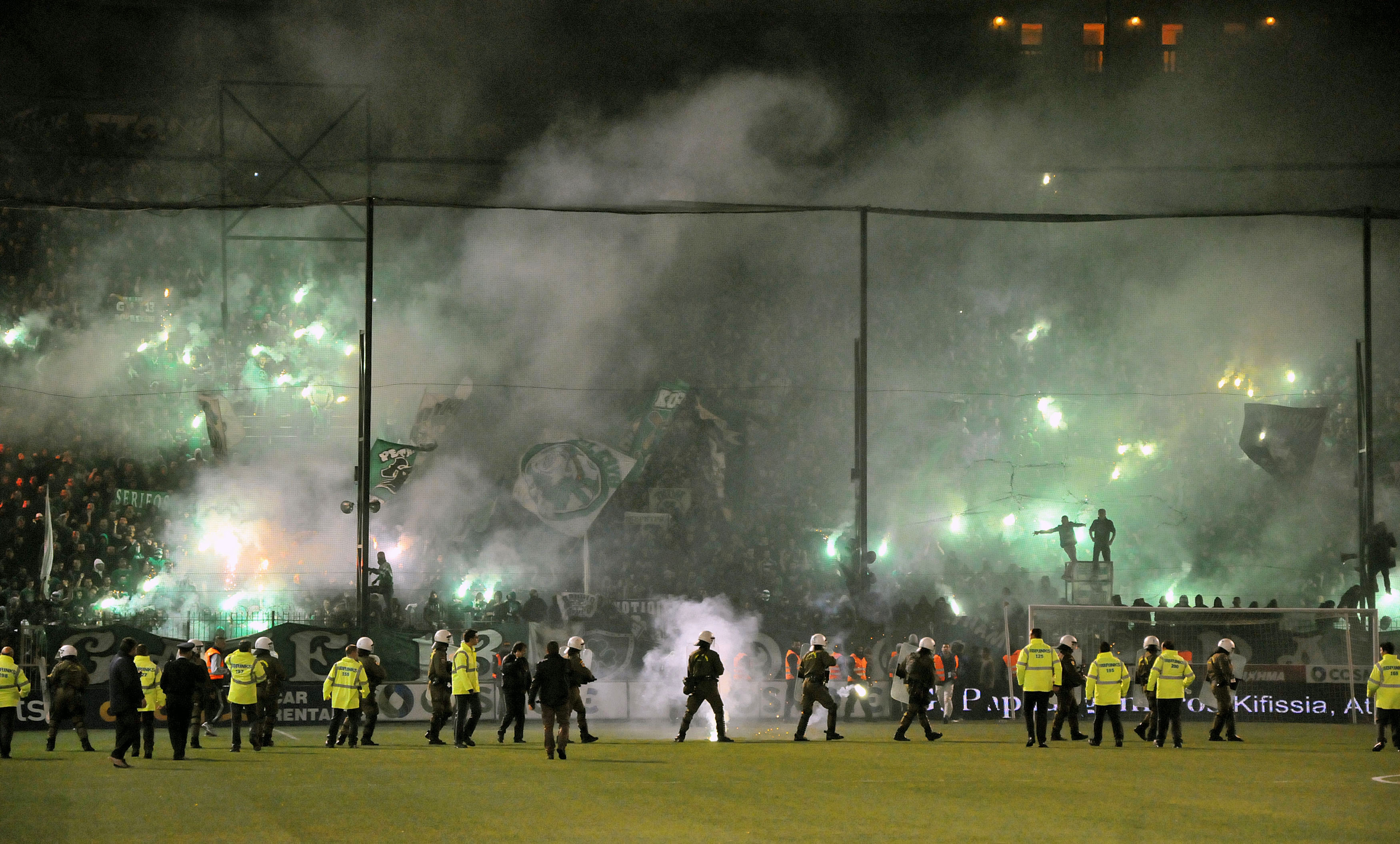 Haos la Atena. Derby-ul campionatului Greciei, anulat din cauza violenței / GALERIE FOTO&VIDEO