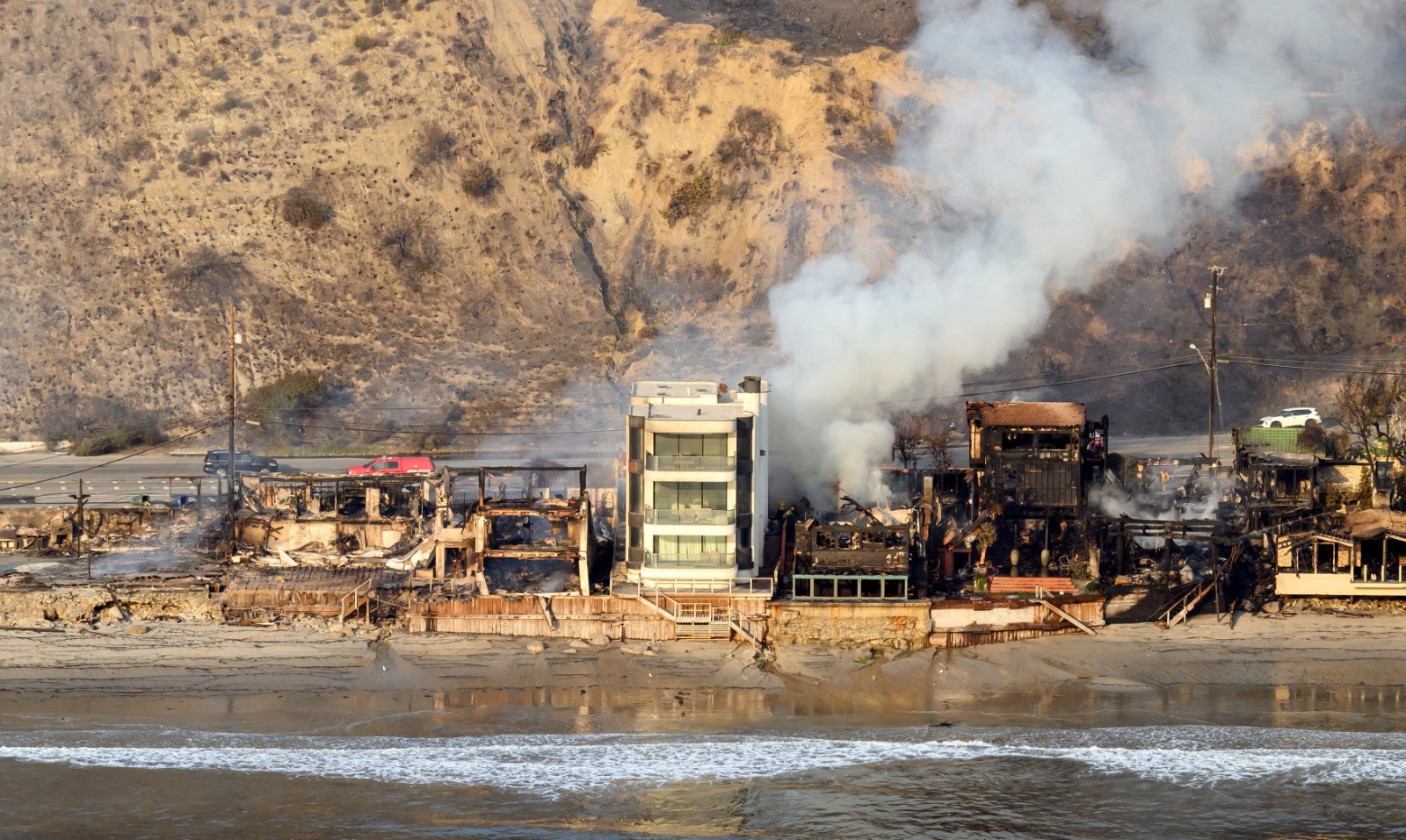 Singura casă rămasă în picioare după incendiul care a distrus mii de clădiri în Los Angeles