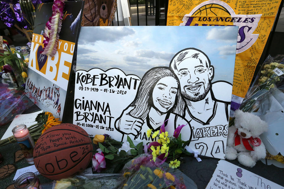 Omagii impresionante la primul meci al echipei LA Lakers după decesul lui Kobe Bryant. Jucătorii au lăsat două scaune goale pentru fostul star NBA și fiica lui Gianna
