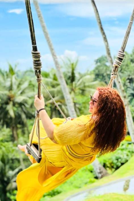 Imagini cu Vali Vijelie și soția lui în Bali. Cum arată Carmen Rusu, cea care îi este alături artistului de aproape 28 de ani