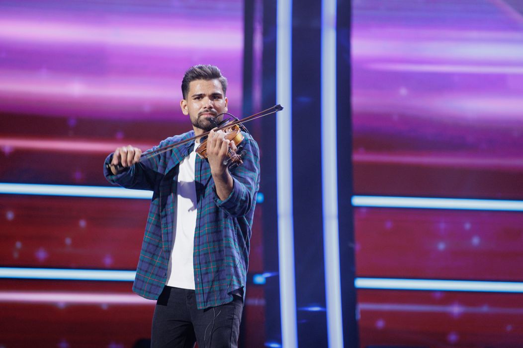 Cine este Iosif Mândru, concurentul care a încheiat seara apoteotic la „Românii au talent” 2026. „Nu știu notele, nu știu să citesc o partitură”