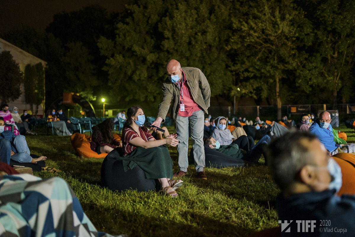 Replici la TIFF, între medicul Camelia Roiu și spectatori. ”Nu s-a schimbat nimic, dacă aș putea, mâine aș pleca!”. ”Și dacă plecați, pe noi cine ne mai salvează?”﻿