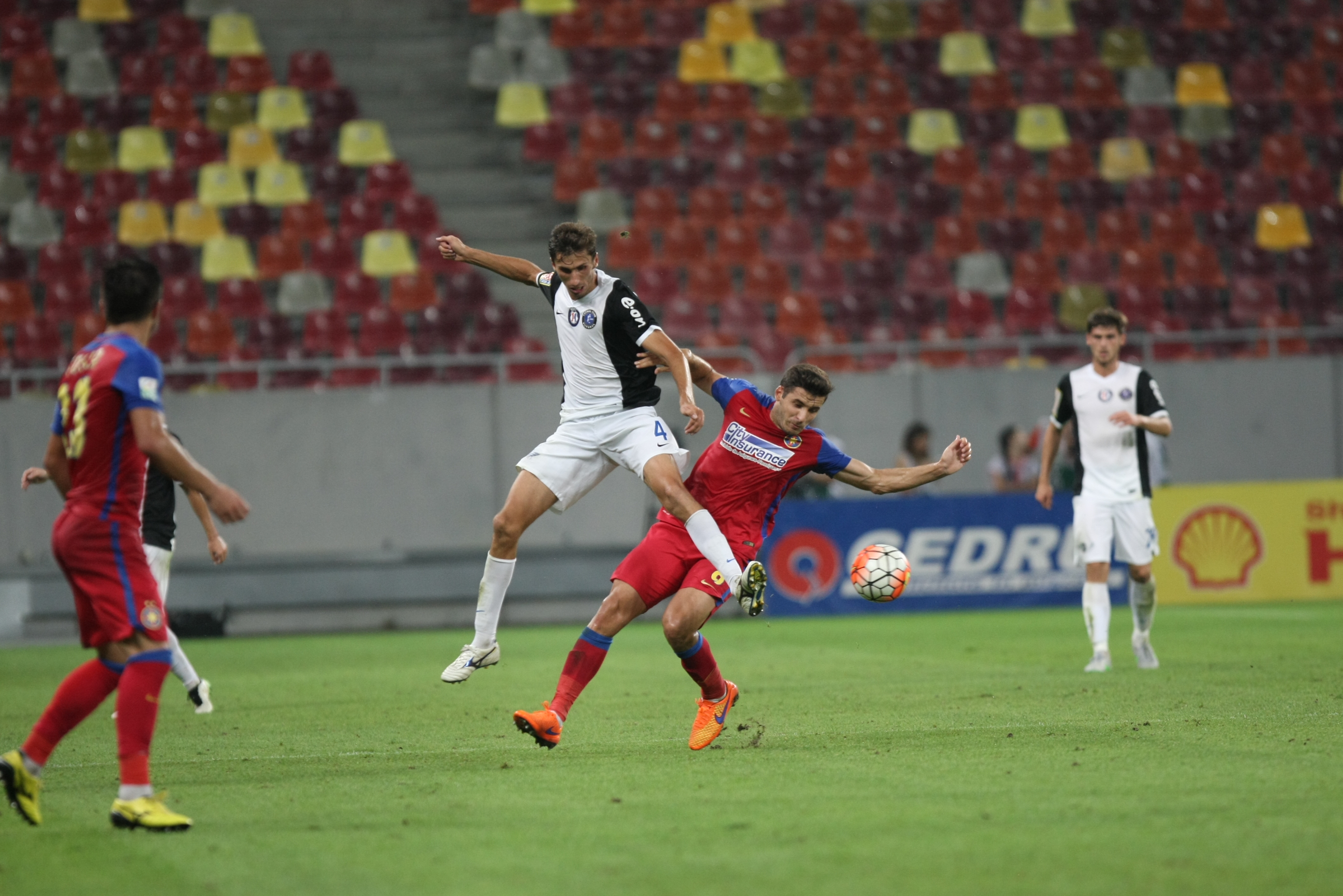 Liga I. Steaua - Viitorul 1-0. Gabi Iancu a fost exclus din lot, dar un alt specialist al loviturilor libere, Nicușor Stanciu, a rezolvat meciul cu un trasor. ^Gică Hagi, eliminat pentru proteste. Varela a jucat volei în careu, dar oaspeții tot n-au primit penalty / FOTO