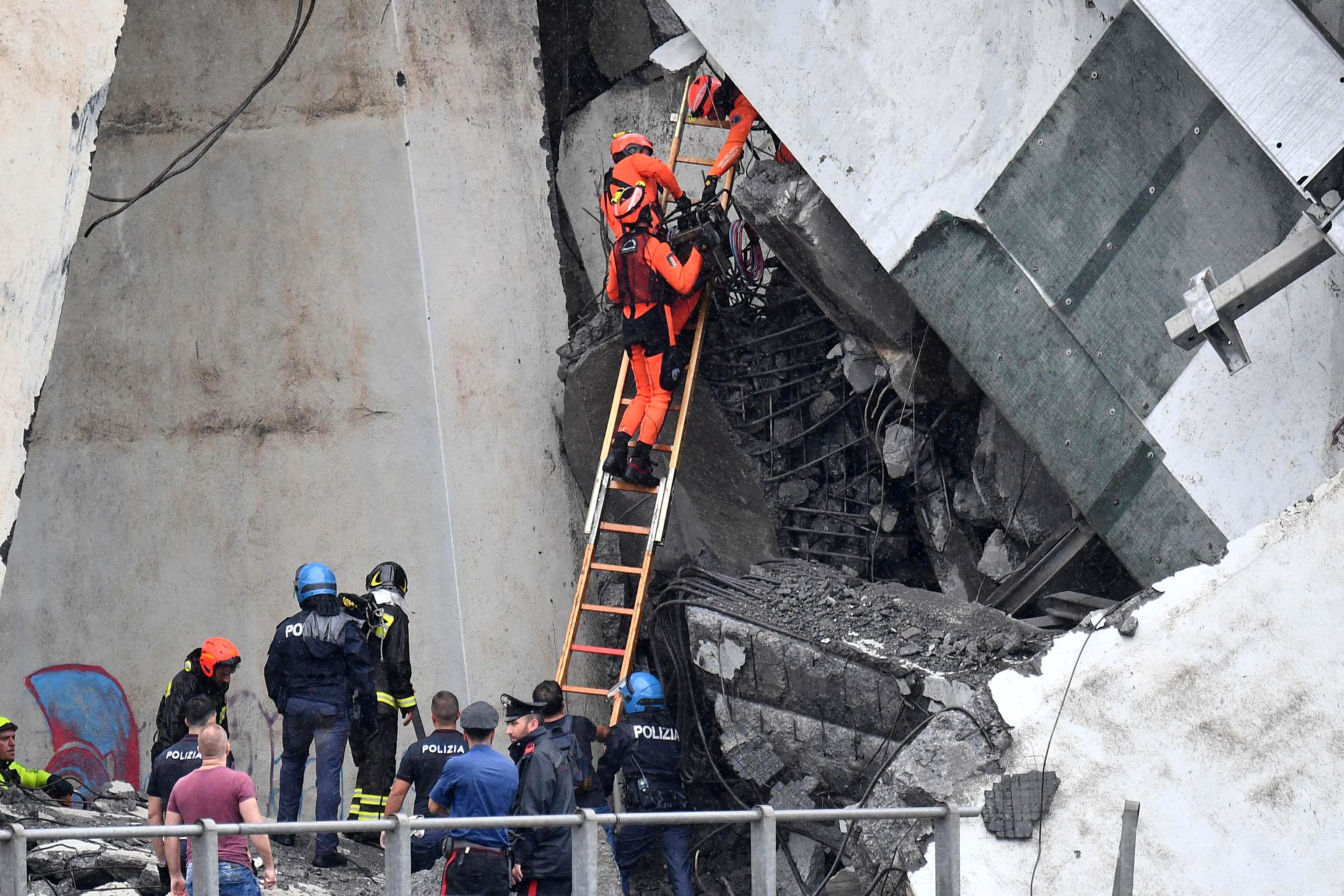 FOTO | Bilanțul morților în urma tragediei din Italia a ajuns la 40. Între 10 sau 20 de oameni sunt dați dispăruți