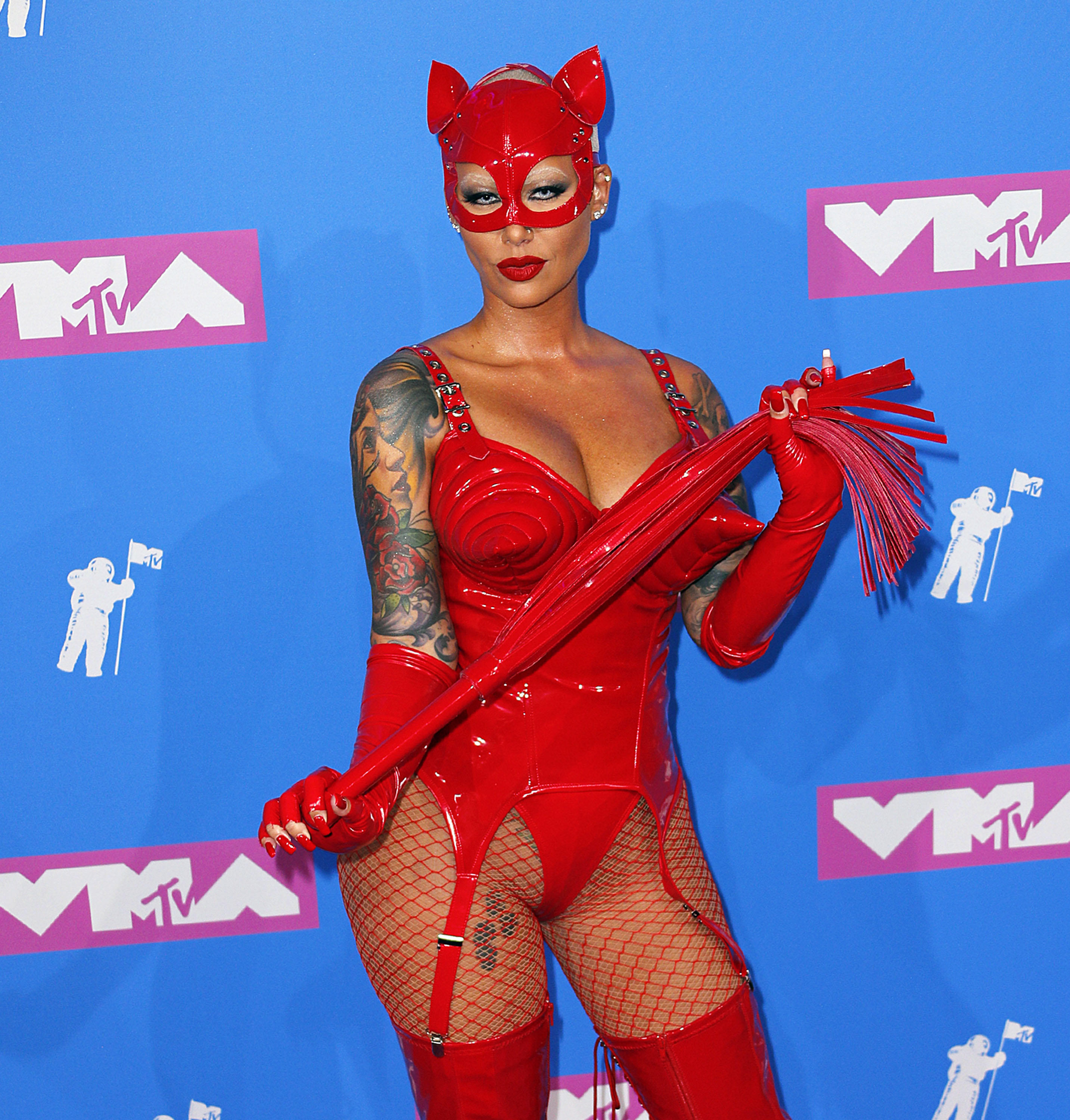 FOTO | Au mers aproape dezbrăcate. Ținutele îndrăznețe ale vedetelor la Gala VMA