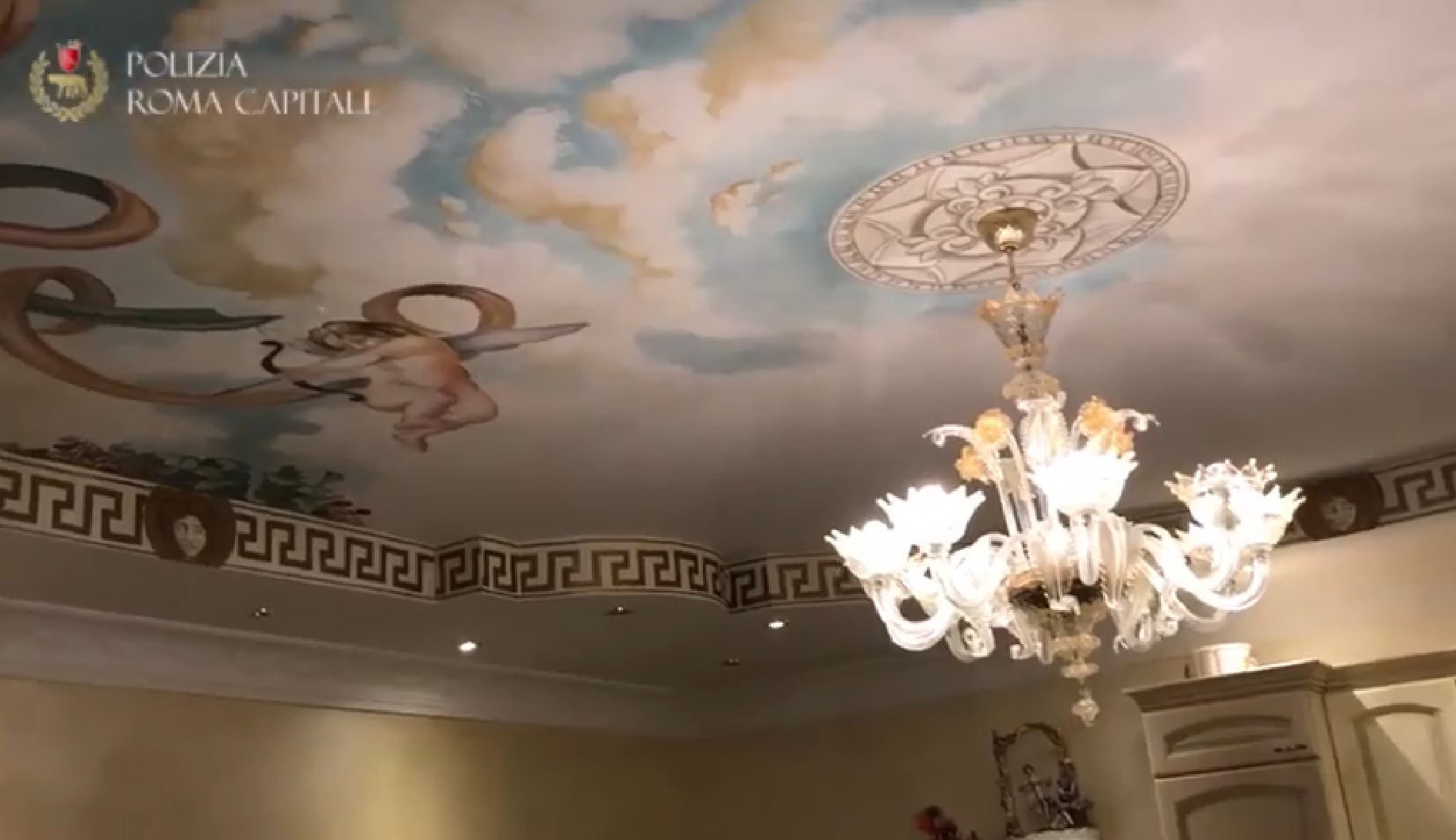 Mai multe vile construite de mafioți în Roma au fost evacuate. Imaginile luxului în care locuia mafia italiană