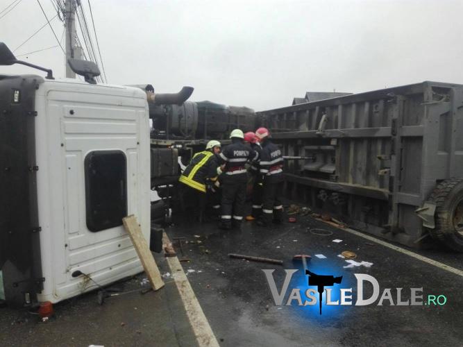 Un autotren cu nisip s-a răsturnat peste un autoturism, în Maramureș. Cinci victime, din care trei încarcerate | FOTO