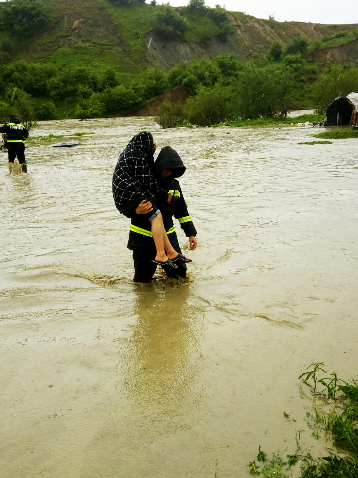 Zeci de oameni evacuați în județul Bistrița-Năsăud. Codul roșu de inundații, prelungit