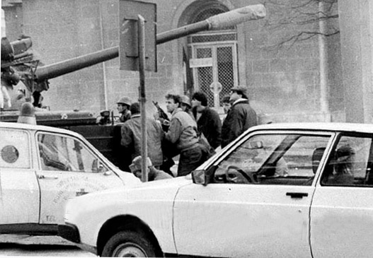 Gabriel Miron, fotoreporterul ziarului Libertatea care a imortalizat imaginile dureroase ale Revoluției: „Mi-au trecut gloanțele pe lângă cap!”. Motivul pentru care apariția primului număr a fost în dubiu