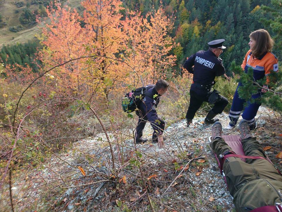 GALERIE FOTO: Cercetător salvat de pe munte după ce i s-a făcut rău în timpul studiilor geologice pe care le făcea