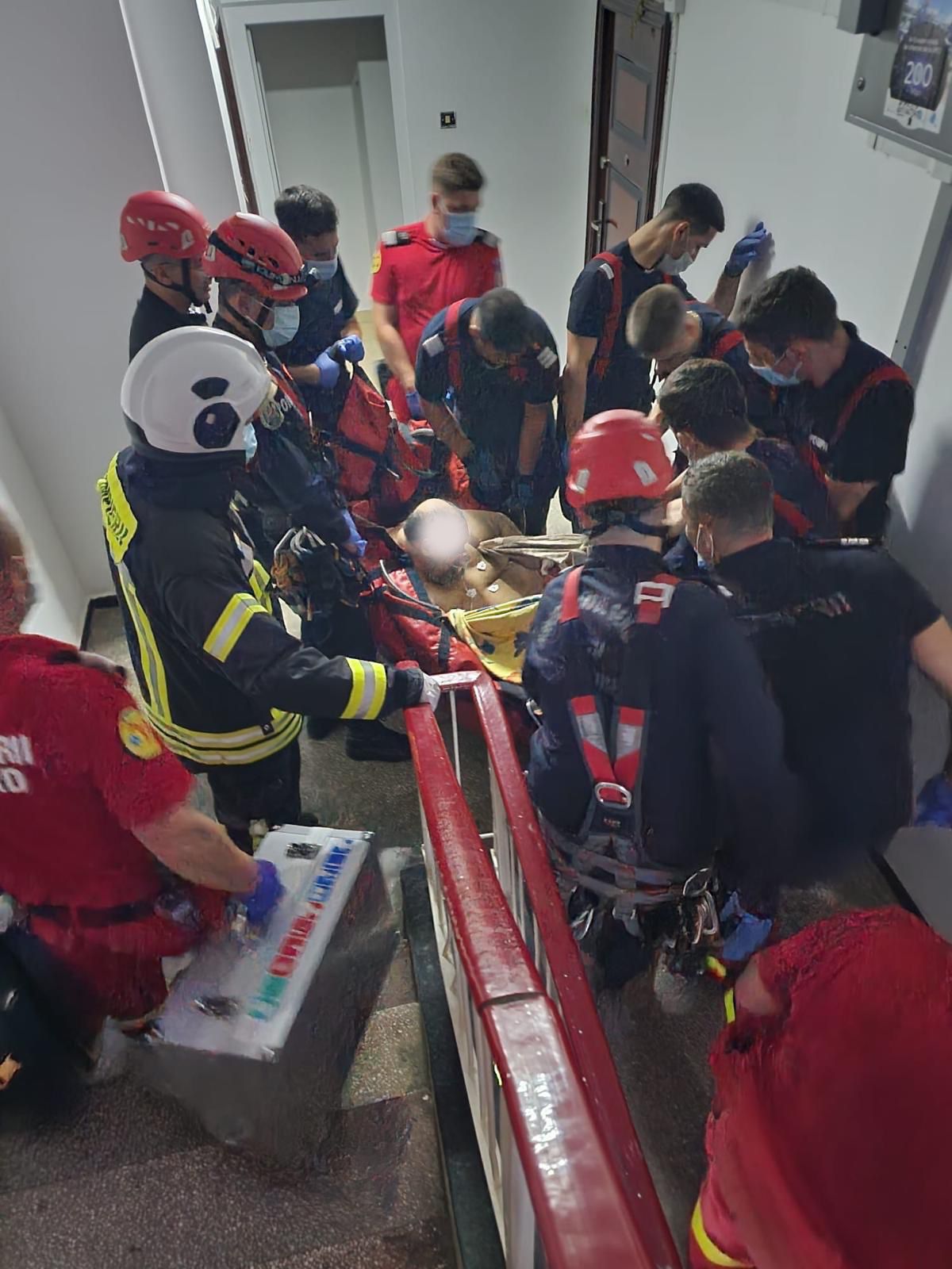 Un bărbat de 400 de kilograme care a suferit un AVC a fost salvat de ISU și SMURD
