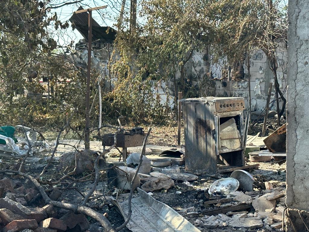 FOTOREPORTAJ Pompierii încă intervin în zona exploziei, oamenii spun că n-au primit ajutor: „Stăteam lângă o bombă și nu știam!”