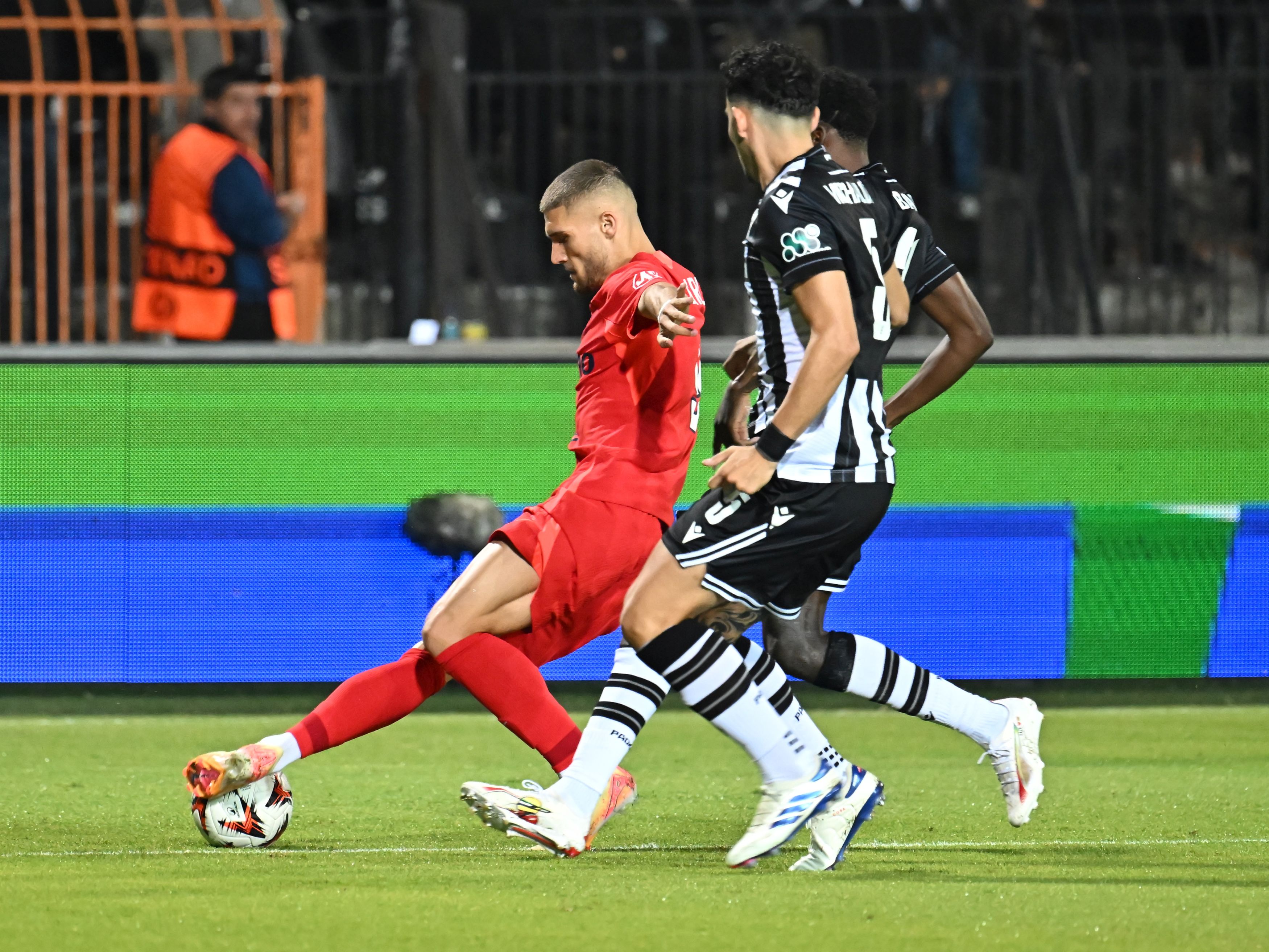 FCSB a câștigat la PAOK Salonic cu 1-0 după un final dramatic, în care echipa lui Răzvan Lucescu a lovit bara