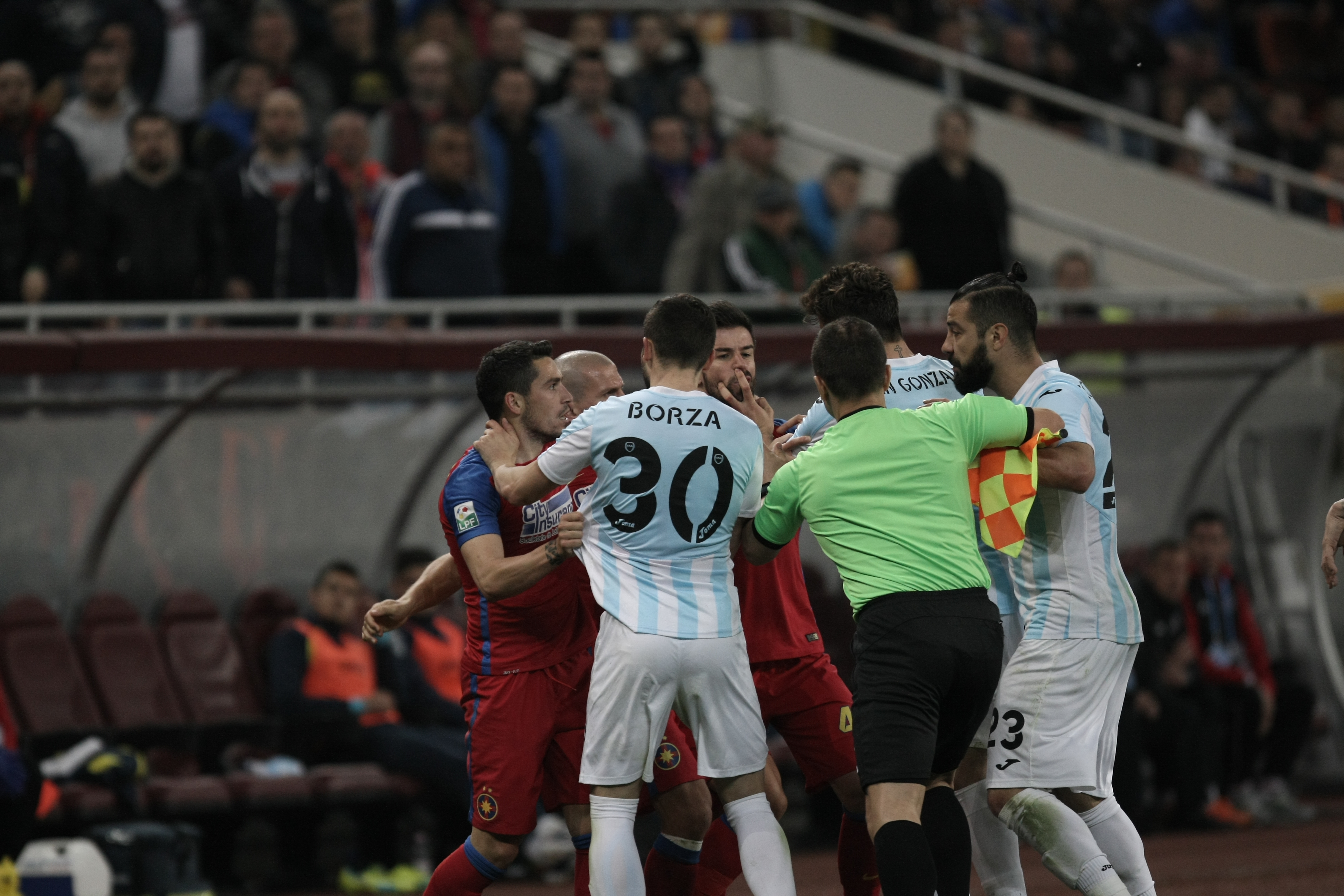 Crăciunescu, revoltat că stewarzii au intrat pe teren la meciul Steaua - ASA: ”Ce facem, aducem trupele speciale?” | GALERIE FOTO