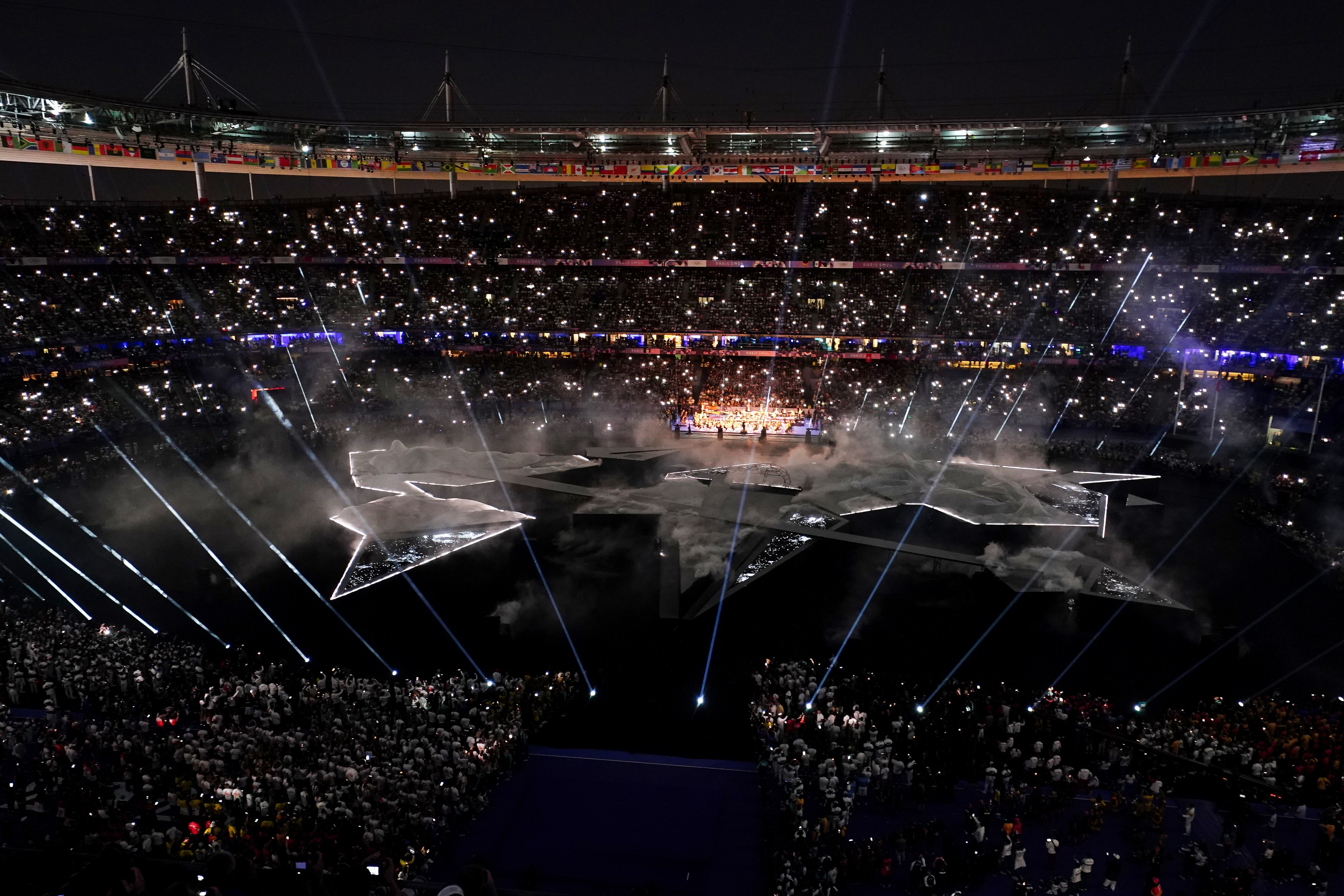 Jocurile Olimpice s-au încheiat cu o ceremonie spectaculoasă pe Stade de France. Tom Cruise a preluat ștafeta, după o cascadorie inspirată din filmele „Misiune Imposibilă”