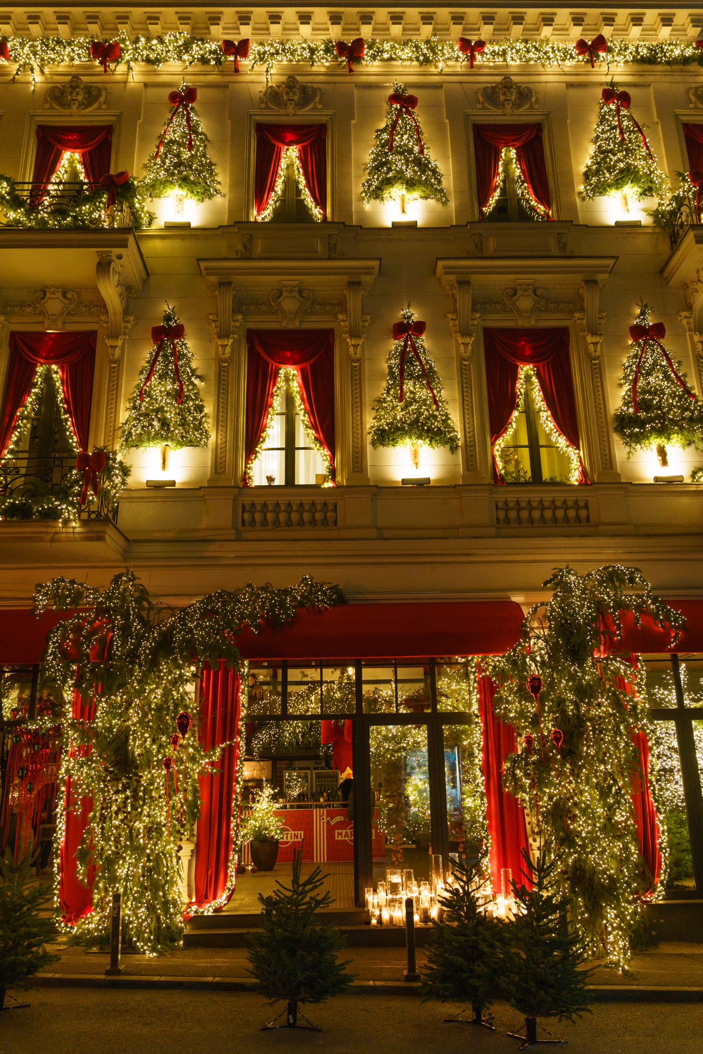 Imagini cu „Atelierul lui Moș Crăciun” din București. Cum arată „The Christmas House”, una dintre cele mai decorate clădiri din oraș