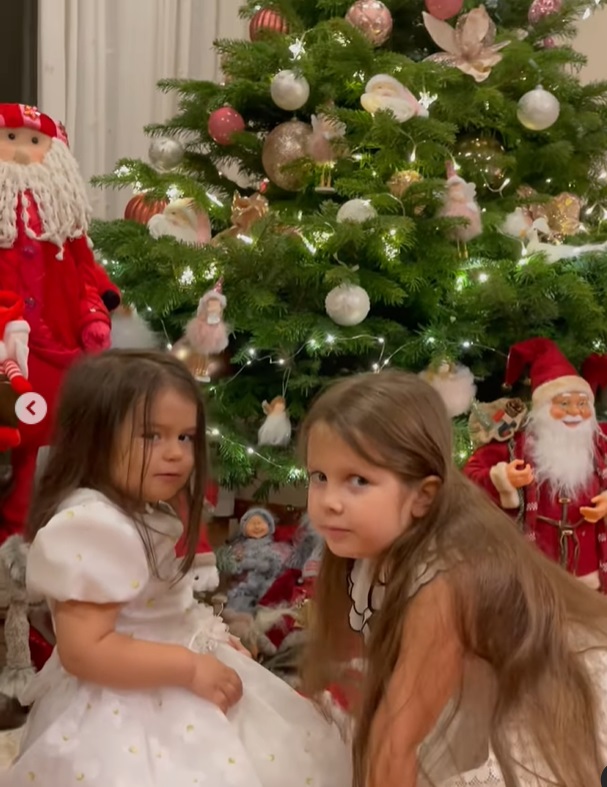 Imagini din sufrageria lui Codin Maticiuc, decorată de Crăciun. Îmbrăcate în ținute festive, fetițele lui l-au primit pe Moș Crăciun