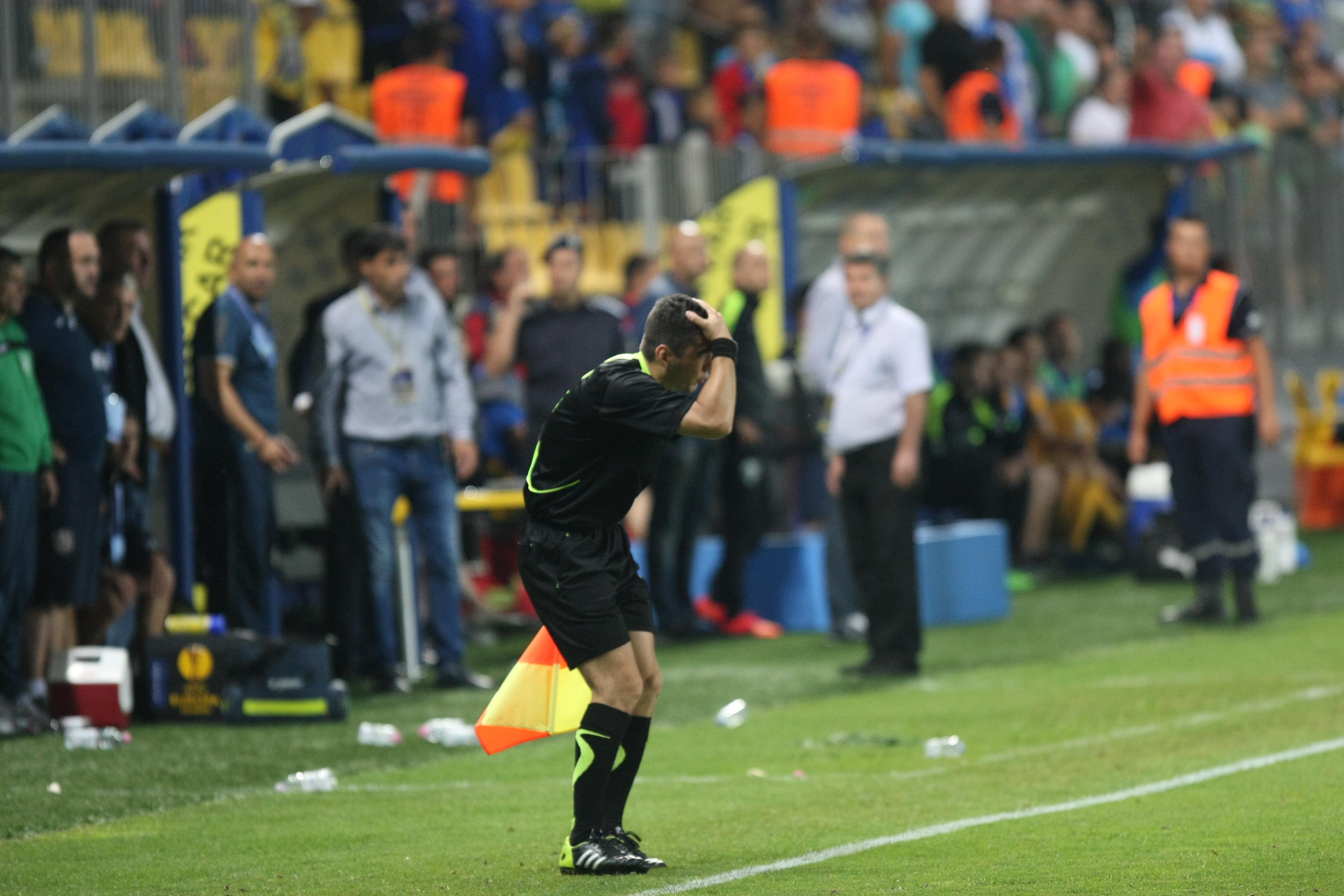 EXCLUSIV/ FOTO: Incidente la Petrolul - CFR Cluj (1-2). Asistent, lovit în cap 