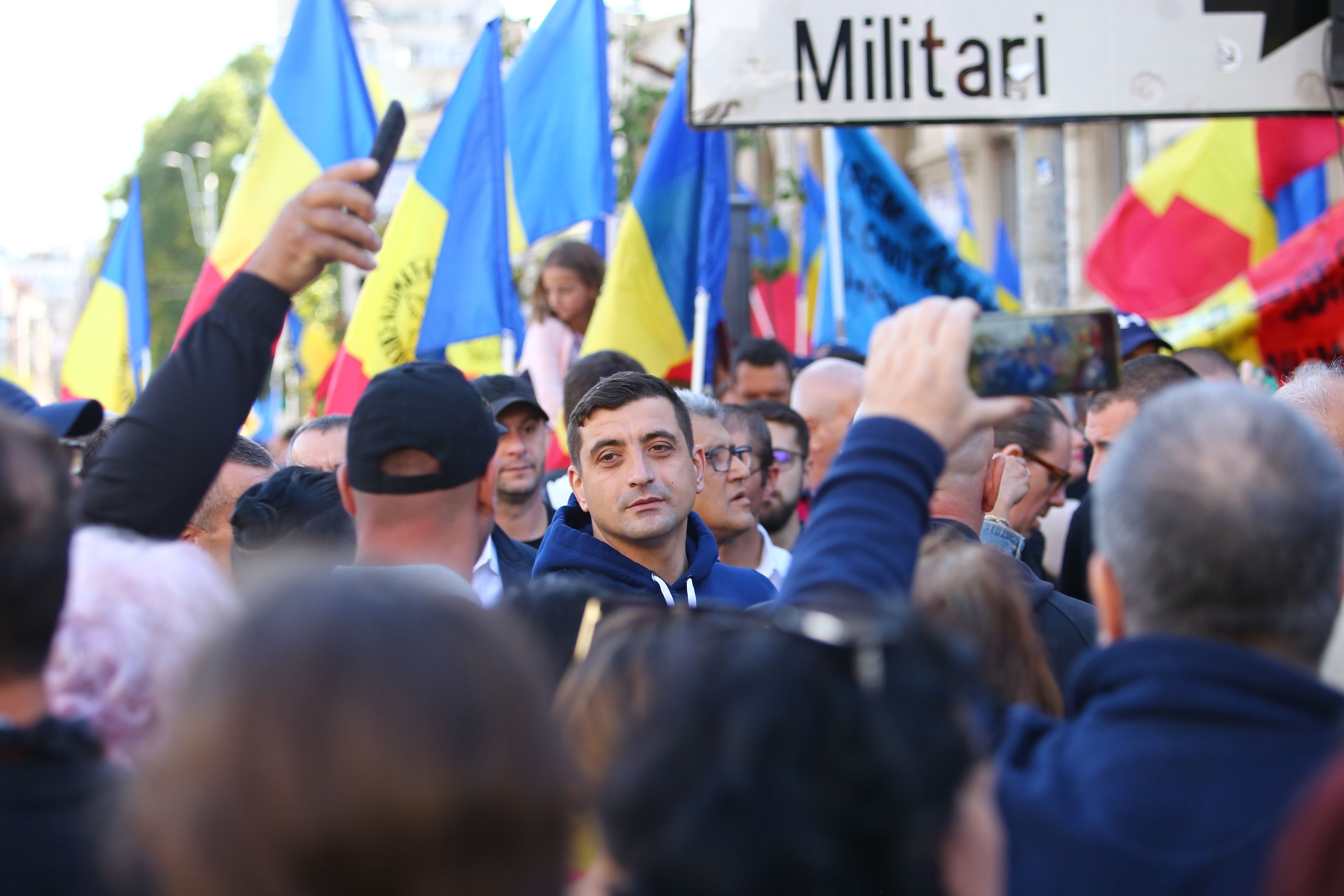Scandal între taberele Simion și Șoșoacă, la protestul AUR. Manifestanții, despărțiți de jandarmi