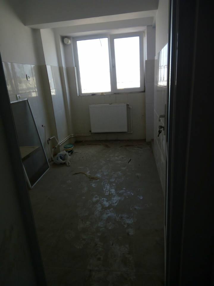 FOTO/ Apartamentele repartizate medicilor de la Spitalul de Psihiatrie Galați, pline de gunoaie, cu pereți scorojiți, țevi ruginite și geamuri sparte