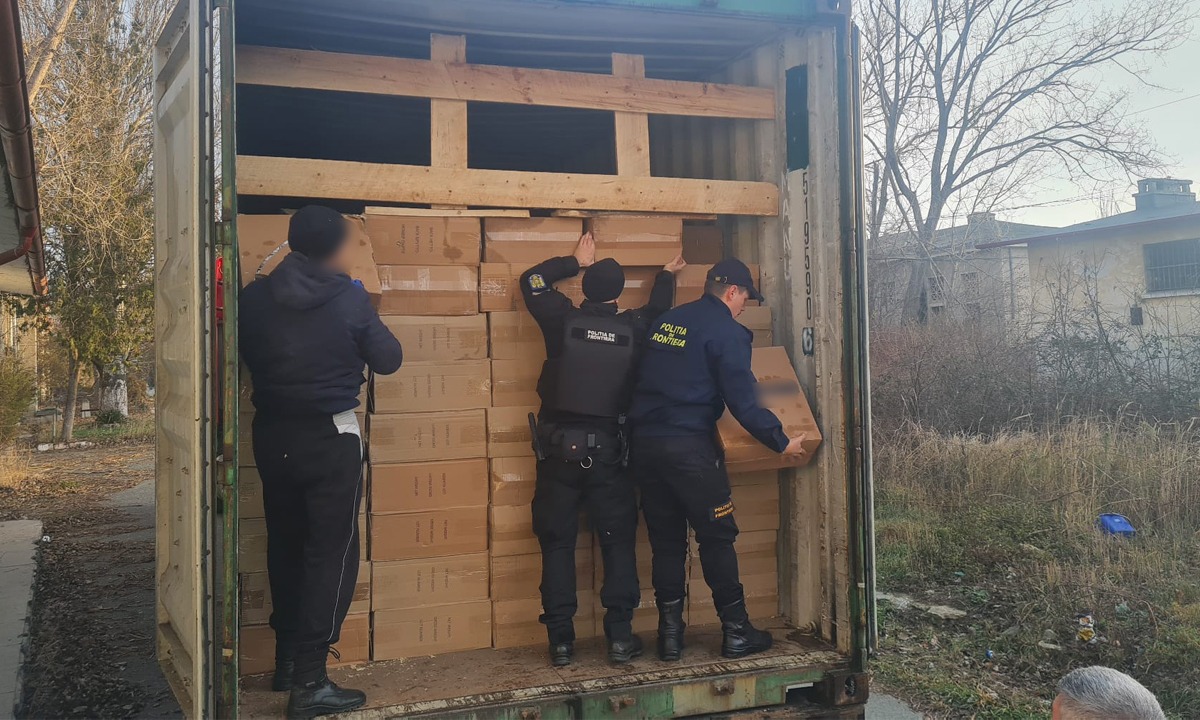 Patru persoane, reținute de DNA după ce au fost prinse când dădeau mită ca să introducă țigări de contrabandă în portul Constanța