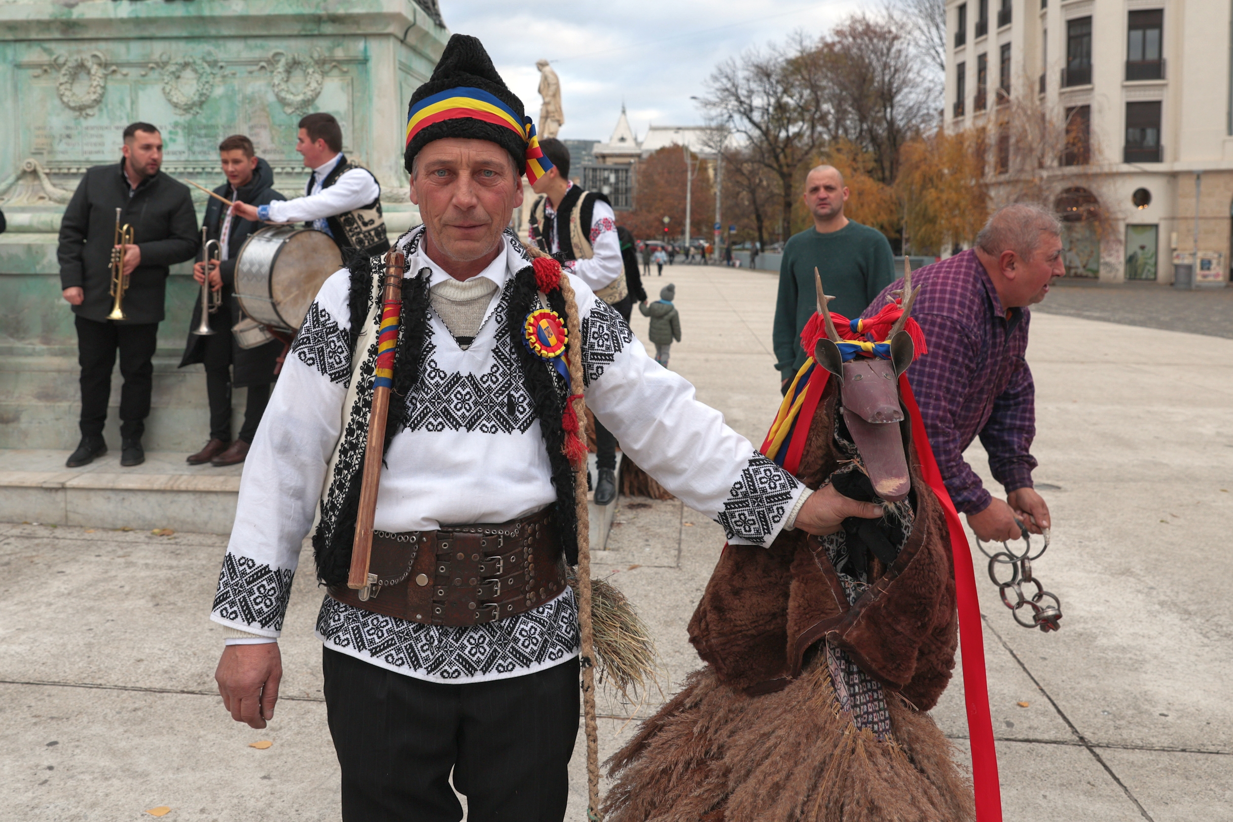 FOTO. Tradiții din țară, aduse la București. Colindători din mai multe orașe au defilat pe străzile Capitalei