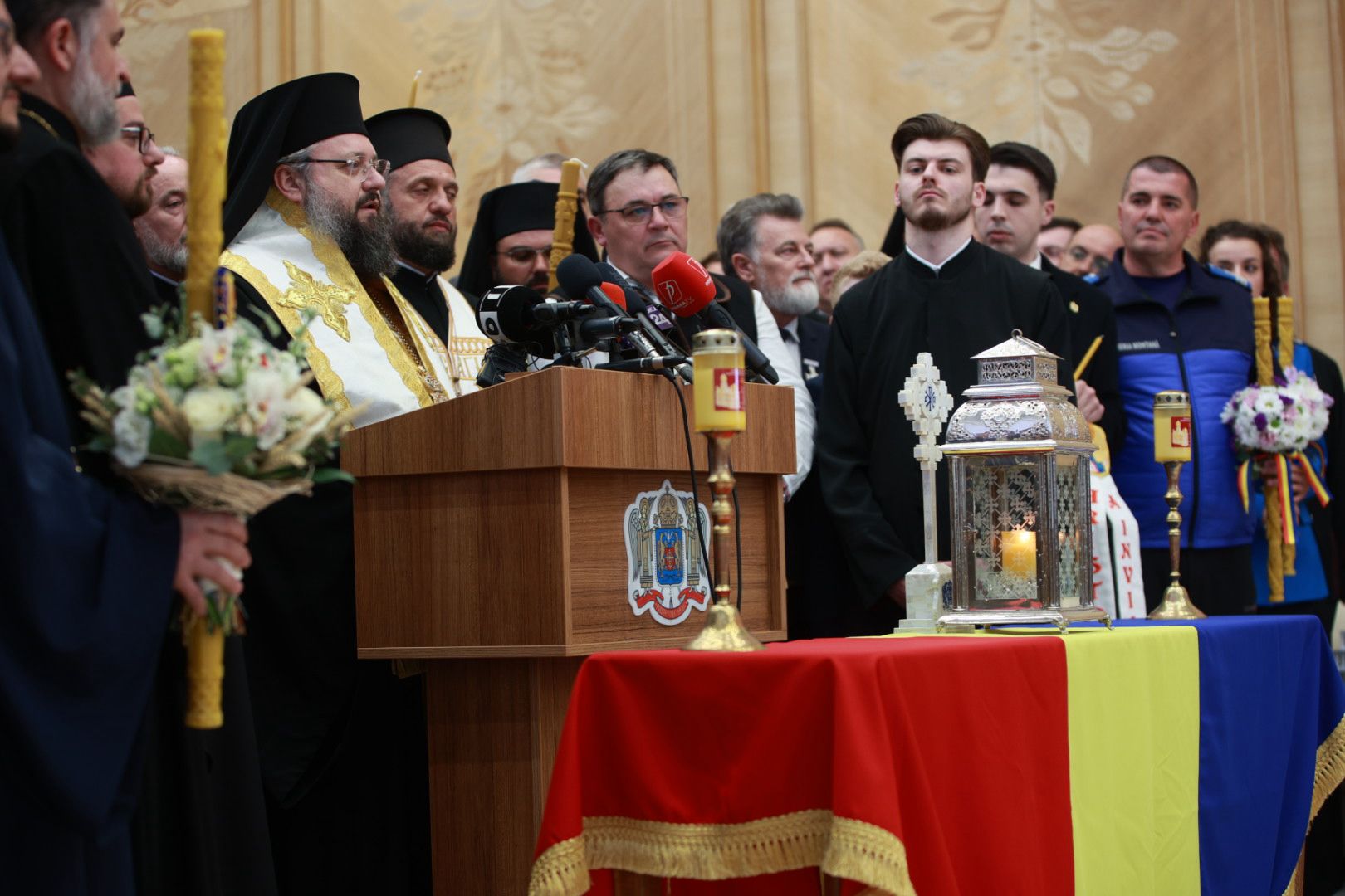 Sfânta Lumină de la Ierusalim a ajuns în România: „Este semnul că iubirea lui Dumnezeu nu moare niciodată”