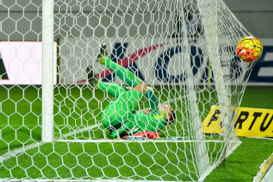Liga I, etapa a 26-a. Astra - Dinamo 1-1. ^Dorin Rotariu a deschis scorul, Daniel Florea a egalat norocos. Steliano Filip, eliminat. Arbitrul a întrerupt meciul două minute / VIDEO