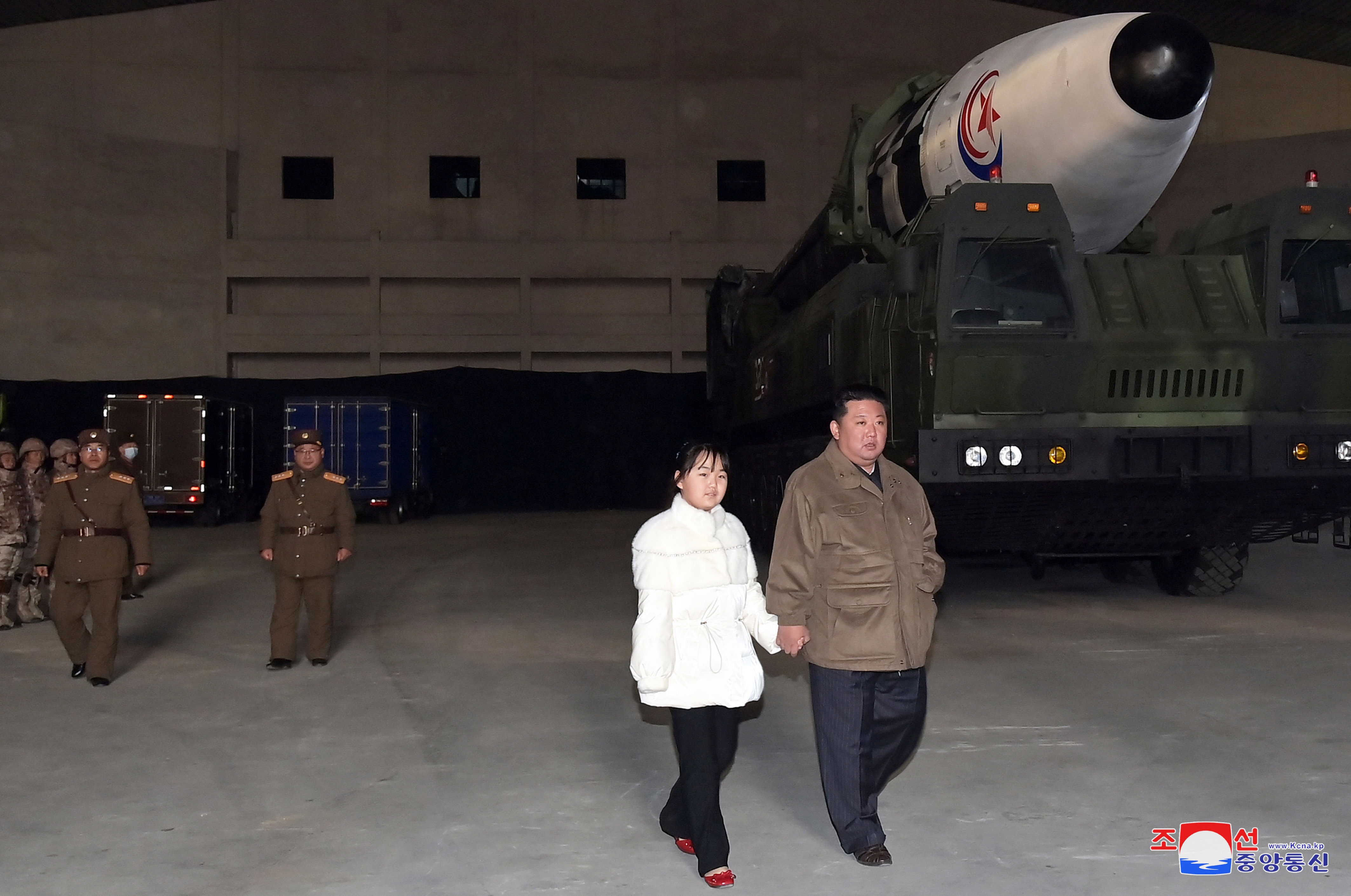 Premieră în Coreea de Nord. Kim Jong-un, alături de fiica lui, în public. Mesajul din spatele apariției
