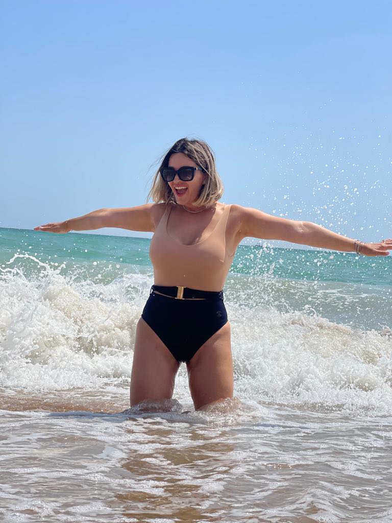 Imagini rare cu Ela Crăciun în costum de baie. Prezentatoarea spune: „Am celulită, vergeturi și nu simt nevoia să le ascund”