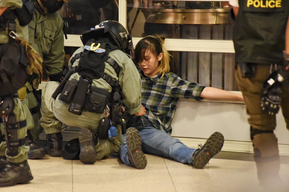 Incidente violente la protestele din Hong Kong. Un agresor i-a smuls o parte din ureche unui politician pro-democrație