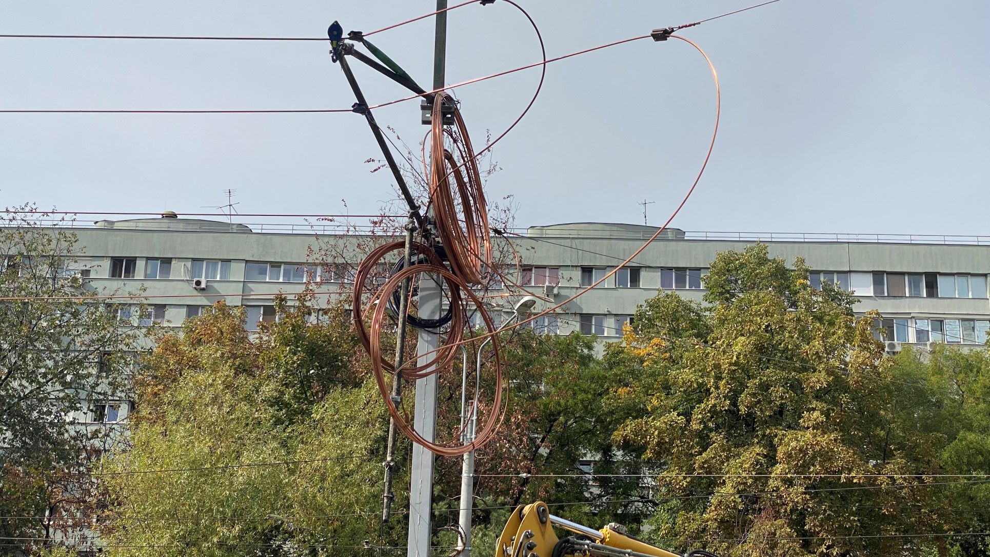 FOTO. În vizită pe șantierul de pe linia lui 41, de la Piața Drumul Taberei. „Băgăm material, muncim fără pauză numai să terminăm la timp”