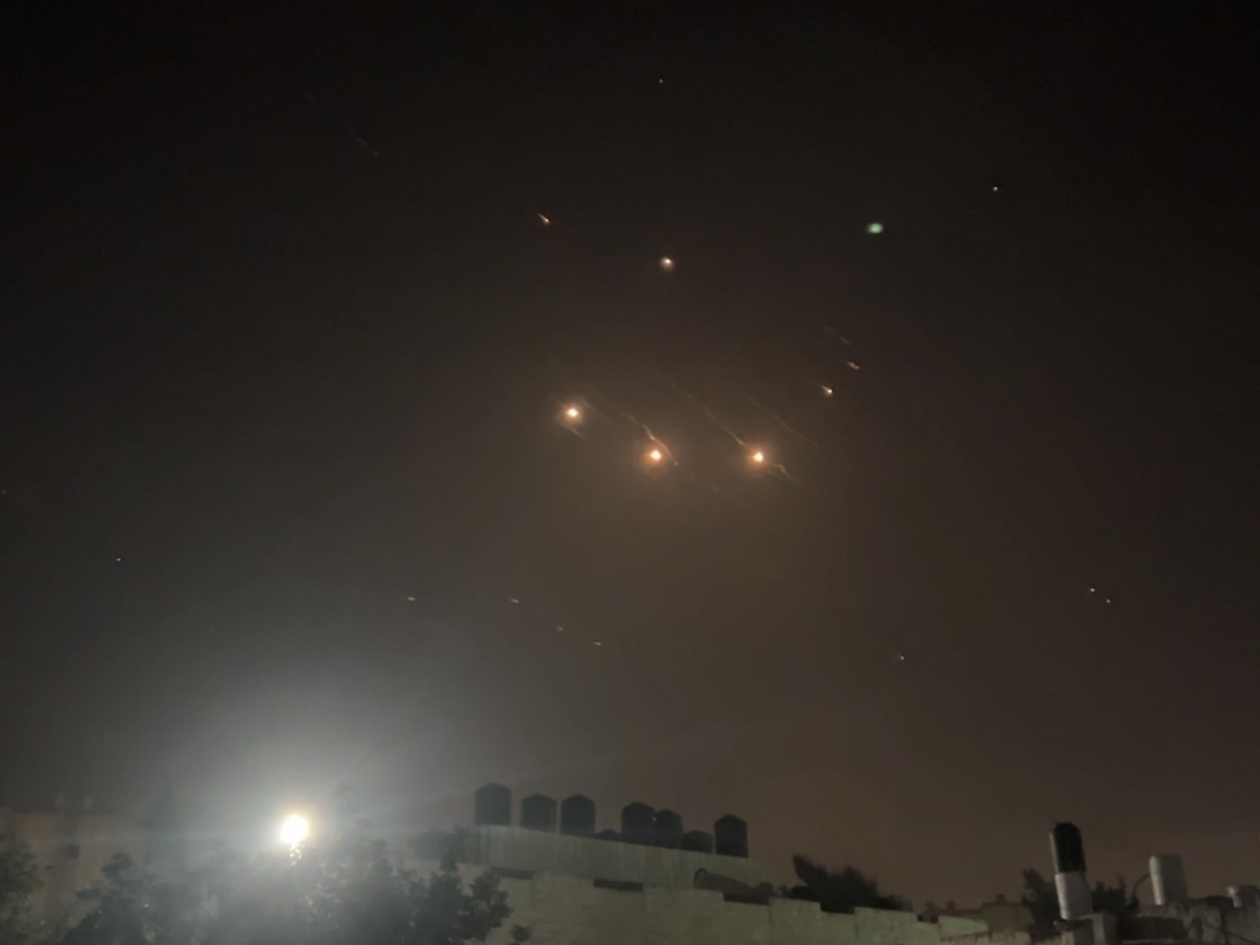 LIVETEXT: Israelul a aprobat "planuri atât ofensive, cât și defensive". După o ședință de aproape 5 ore a cabinetului de război, armata israeliană nu spune dacă va riposta la atacul Iranului cu peste 300 de drone și rachete