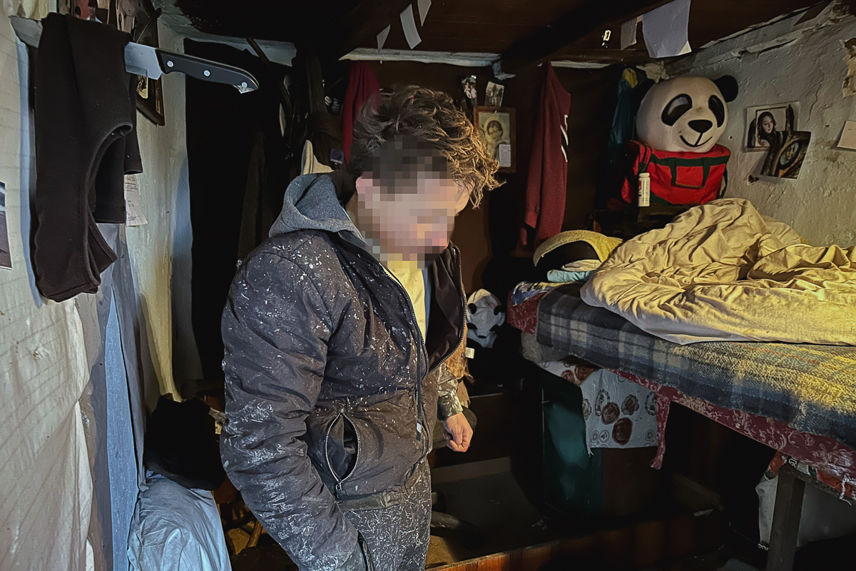 REPORTAJ. Într-un sat la 80 km de București, un tânăr cu o boală psihică, înstrăinat de părinți și de societate, se zbate să supraviețuiască: „Ieri am mâncat un ou”