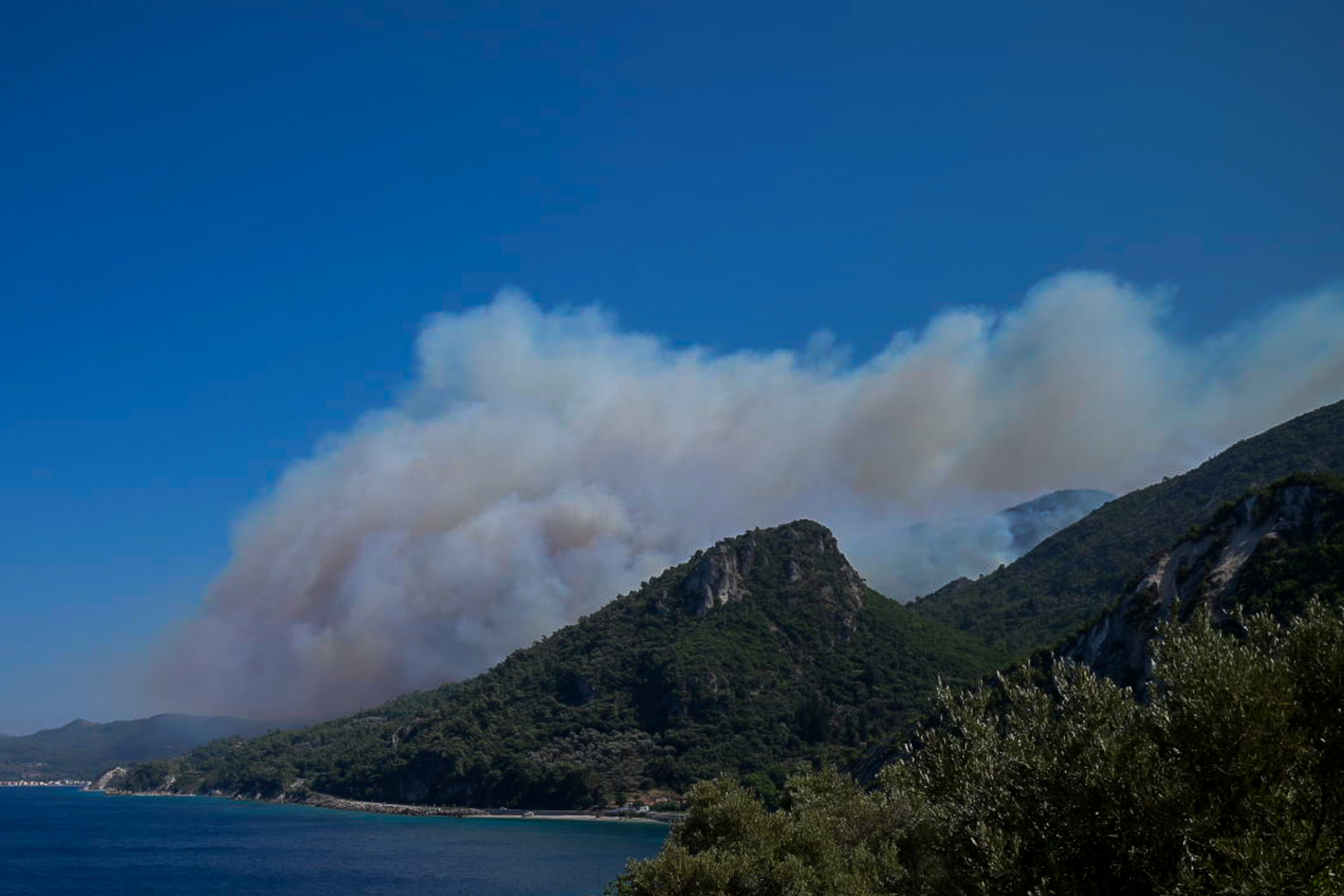 Incendiu puternic pe insula grecească Samos. Mai multe hoteluri, evacuate